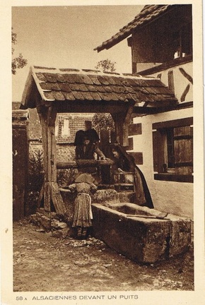 Alsaciennes devant un puits